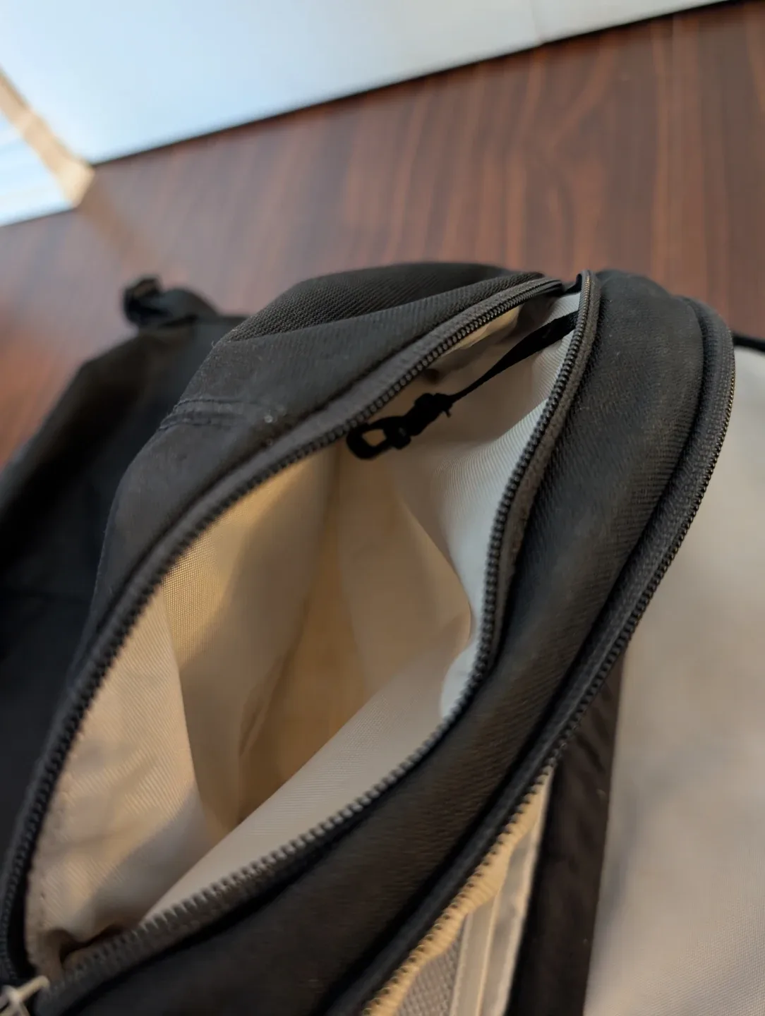 Mountain Equipment Co-Op - Black - 4 Pockets - 3 Zippers image indicator(5)