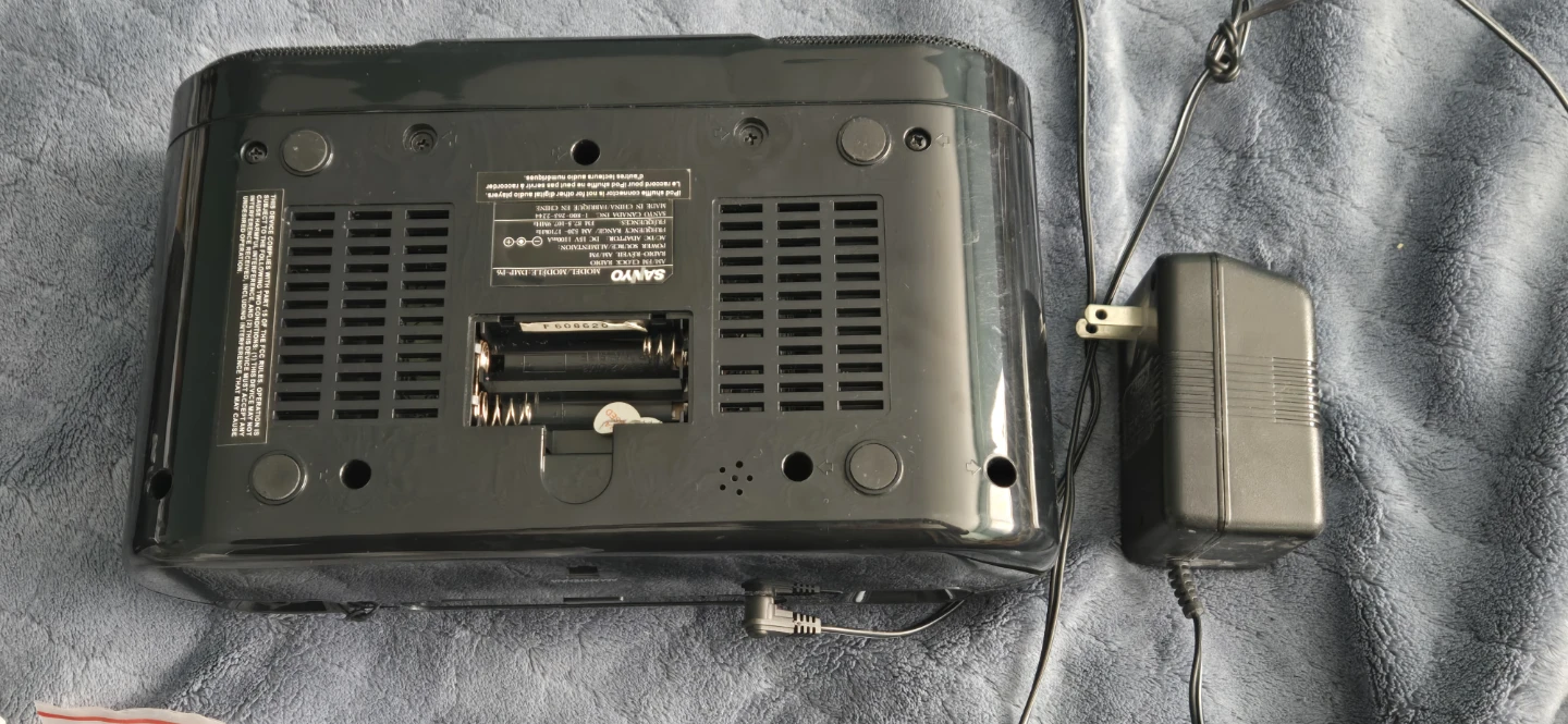 Sanyo AM/FM Dual Alarm Clock Radio - photo 3