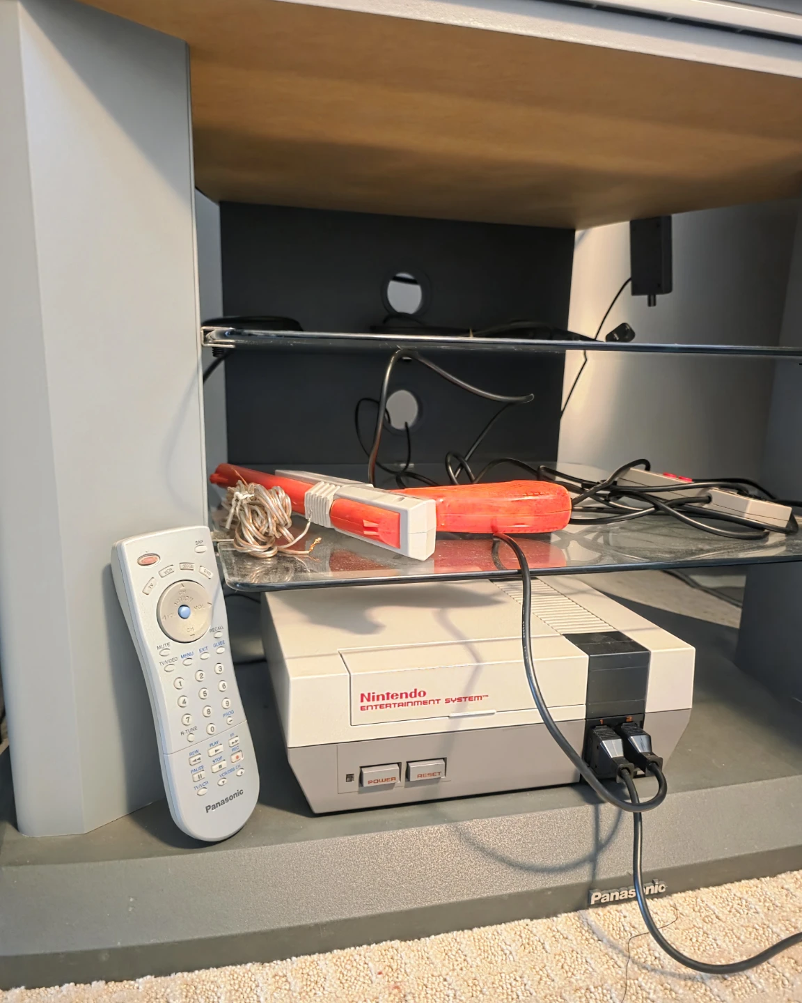 Older TV with stand set - photo 2