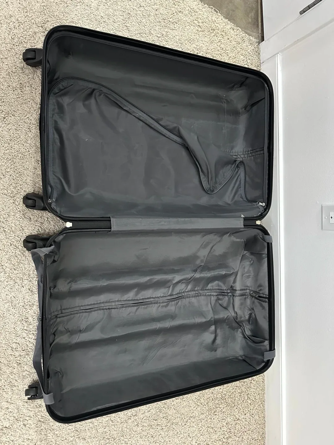 Silver Hard Shell Suitcase image indicator(6)