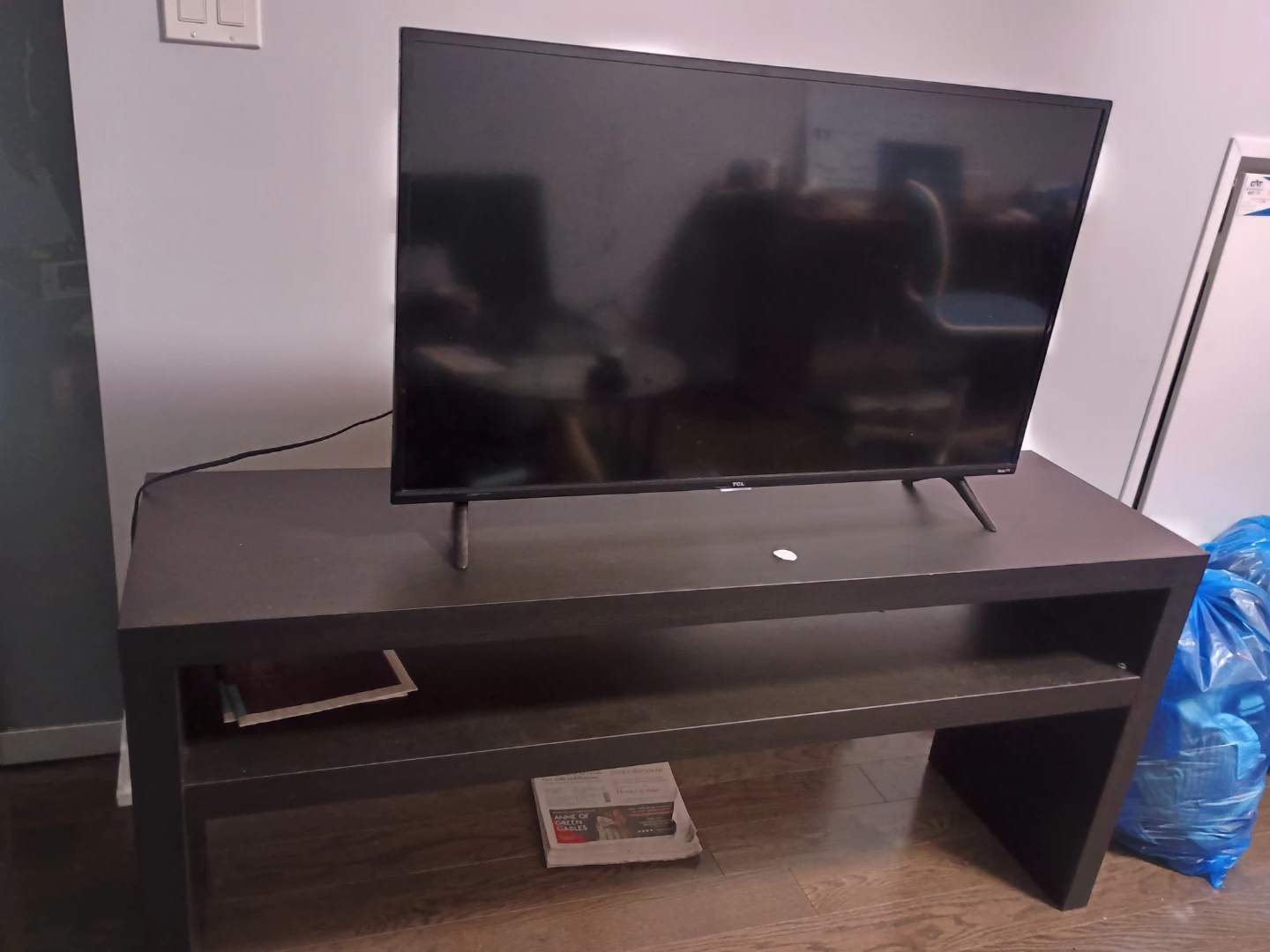 Smart TV TCL Roku 41" + Dark Brown TV Stand - photo 3