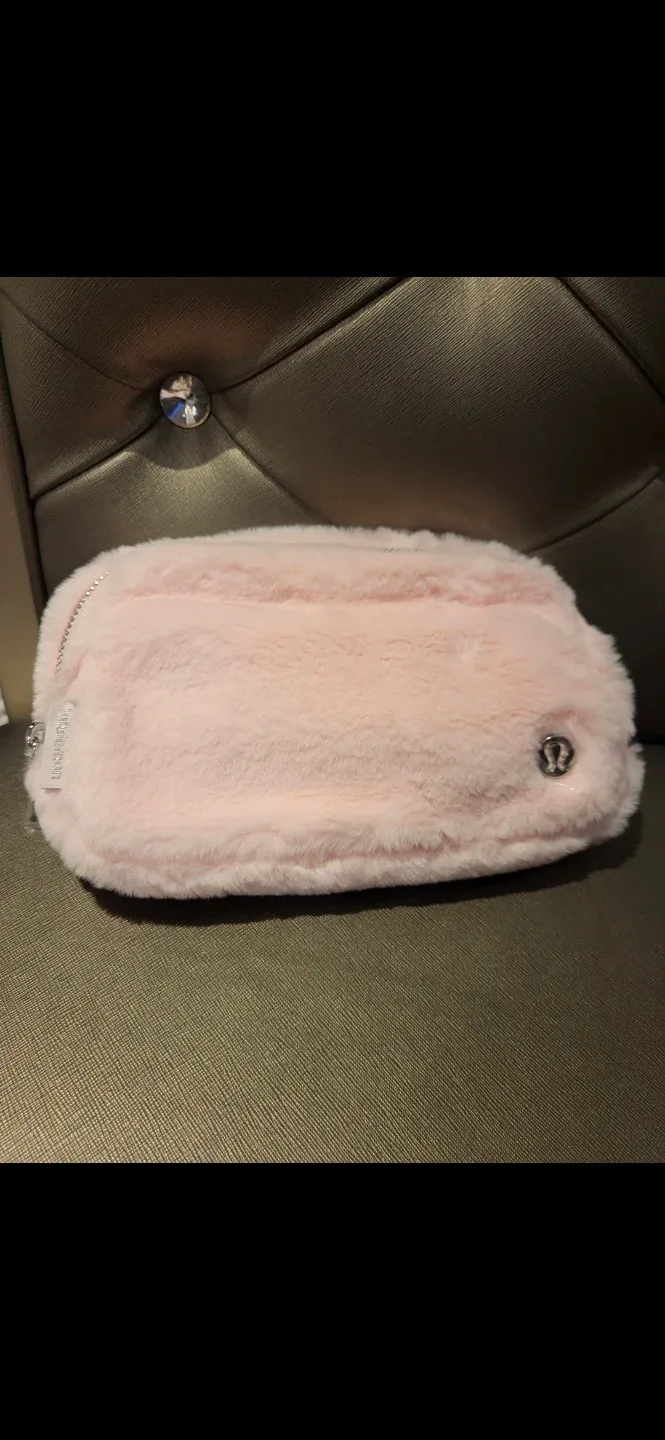 Lululemon Everywhere Belt Bag Plush Strawberry Milkshake image indicator(2)