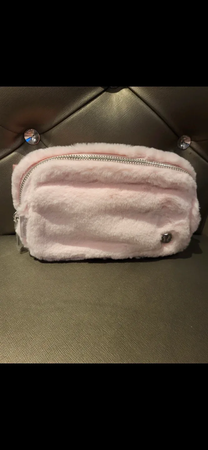 Lululemon Everywhere Belt Bag Plush Strawberry Milkshake image indicator(3)