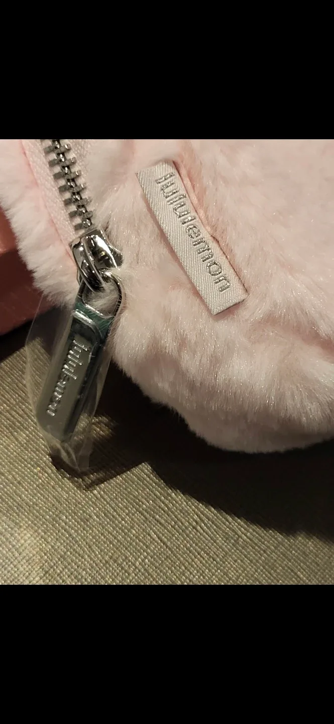 Lululemon Everywhere Belt Bag Plush Strawberry Milkshake image indicator(6)