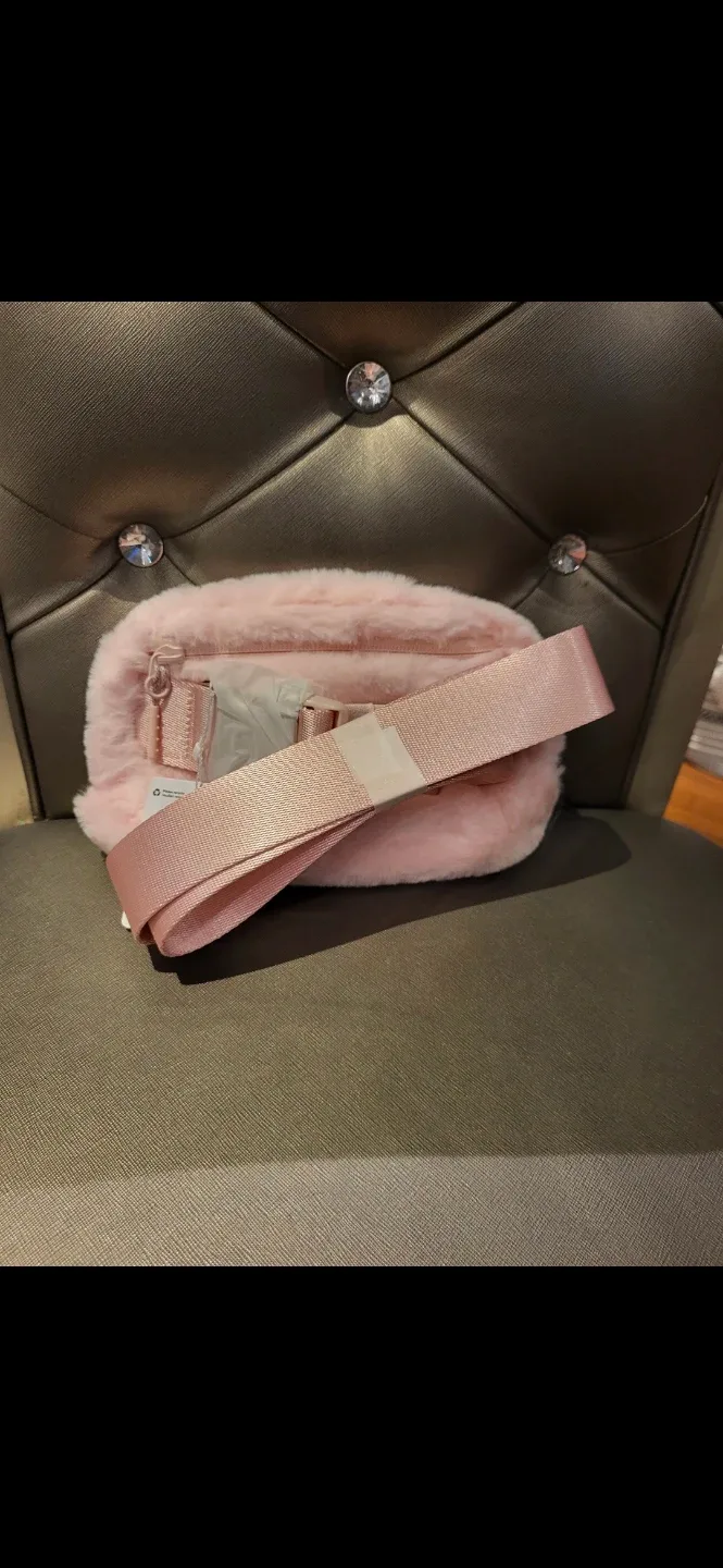 Lululemon Everywhere Belt Bag Plush Strawberry Milkshake image indicator(7)