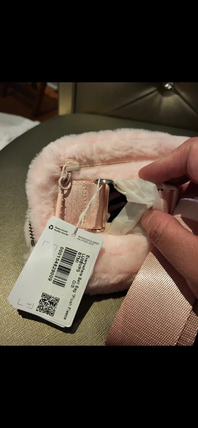 Lululemon Everywhere Belt Bag Plush Strawberry Milkshake image indicator(8)