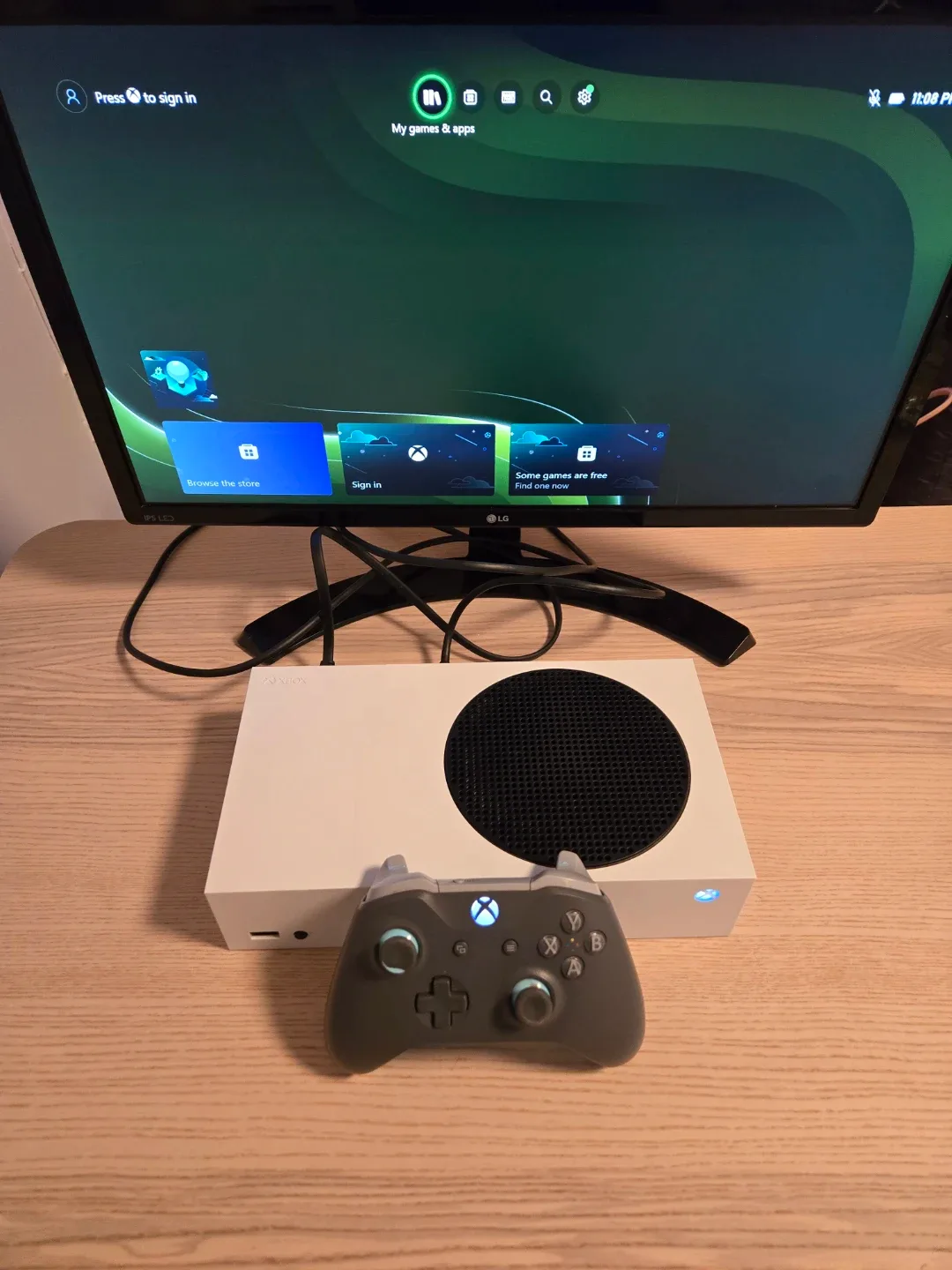 Xbox Series S console. Cables, controller.