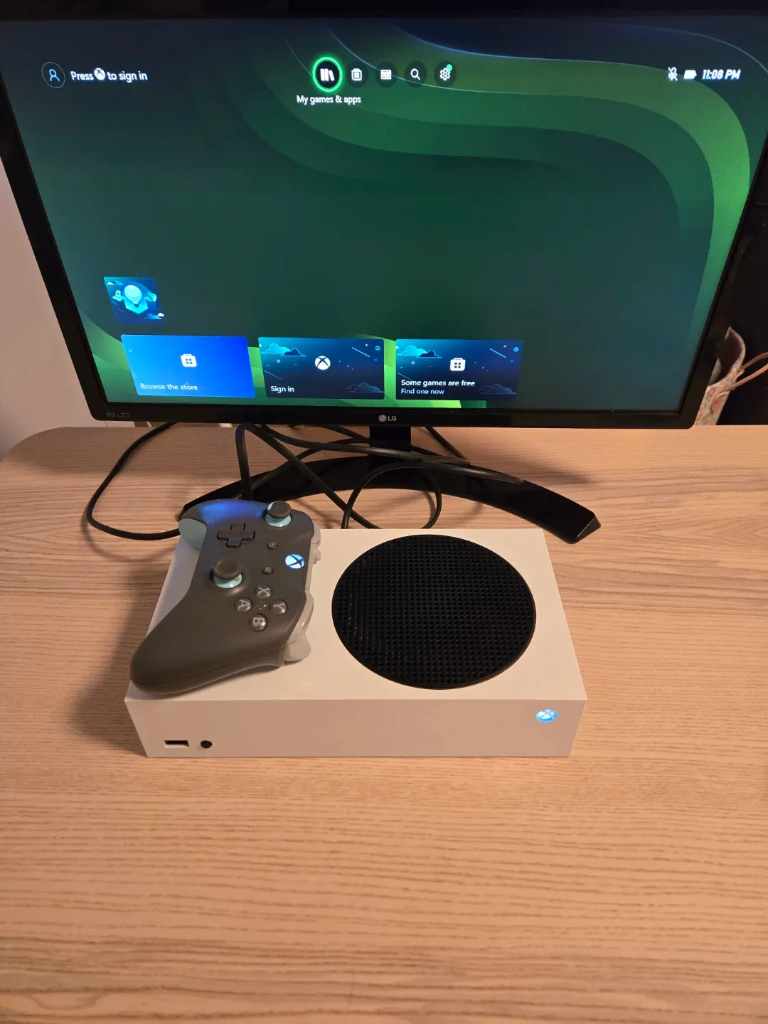 Xbox Series S console. Cables, controller. image indicator(2)