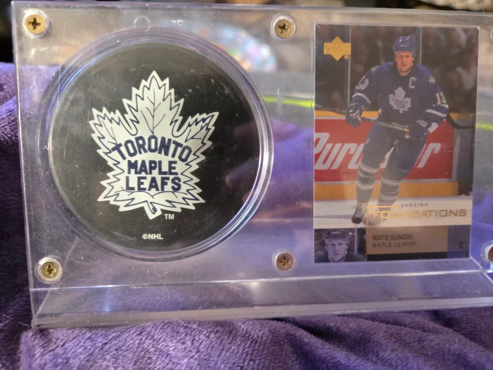 Toronto Maple Leafs Puck & Mats Sundin Card