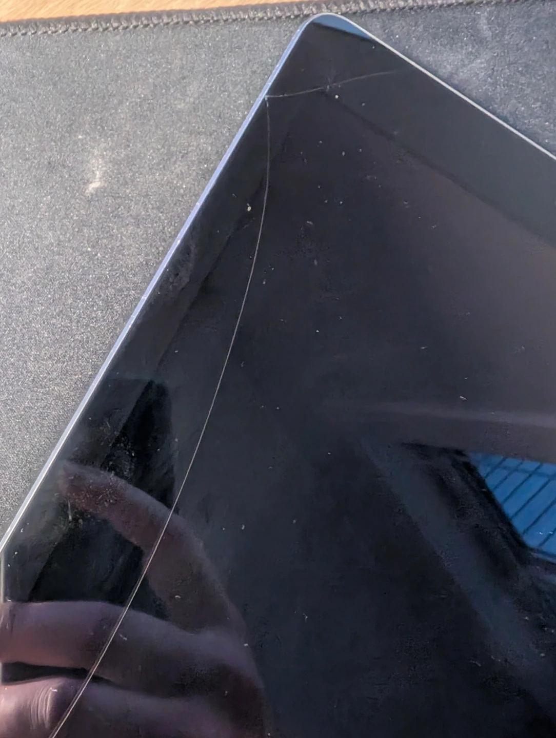 iPad 6 crack on display - photo 2