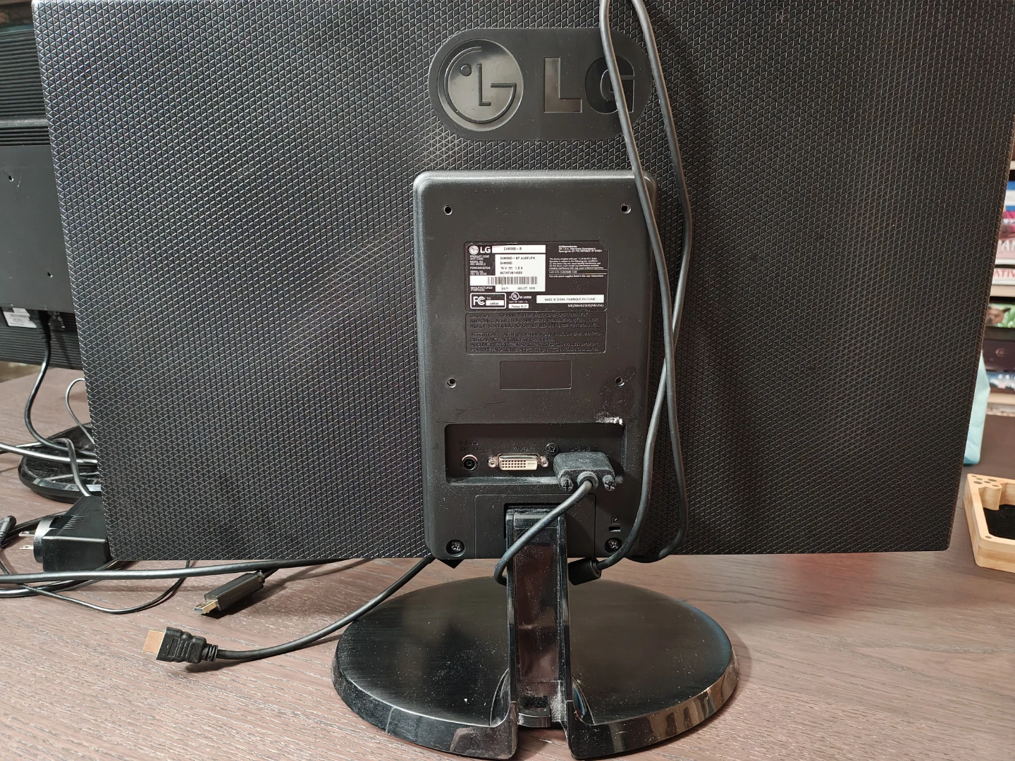 LG 24M38D-B 24" Full HD LED Monitor - photo 2