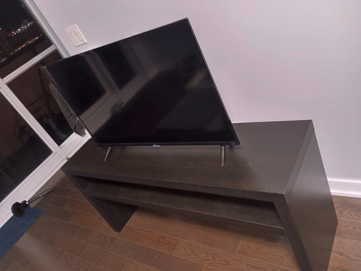 Smart TV TCL Roku 41" + Dark Brown TV Stand