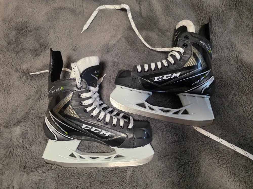 Bauer supreme Impact & CCM Rib Pro 2 Hockey Skates image indicator(2)