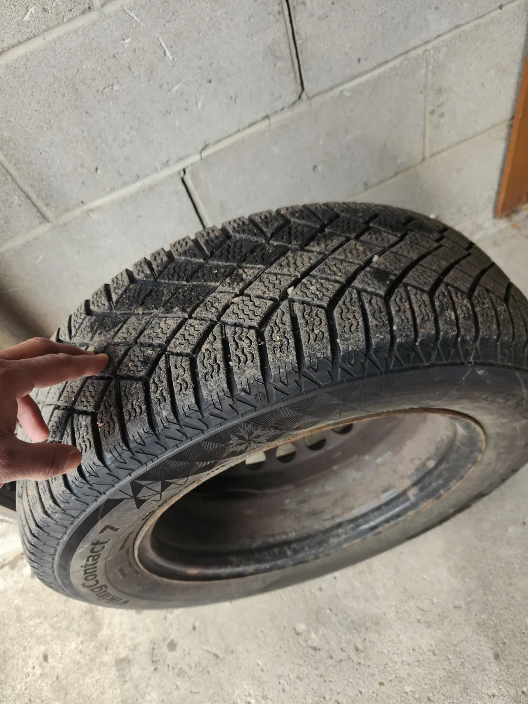 Set of Continental Winter Tires image indicator(9)