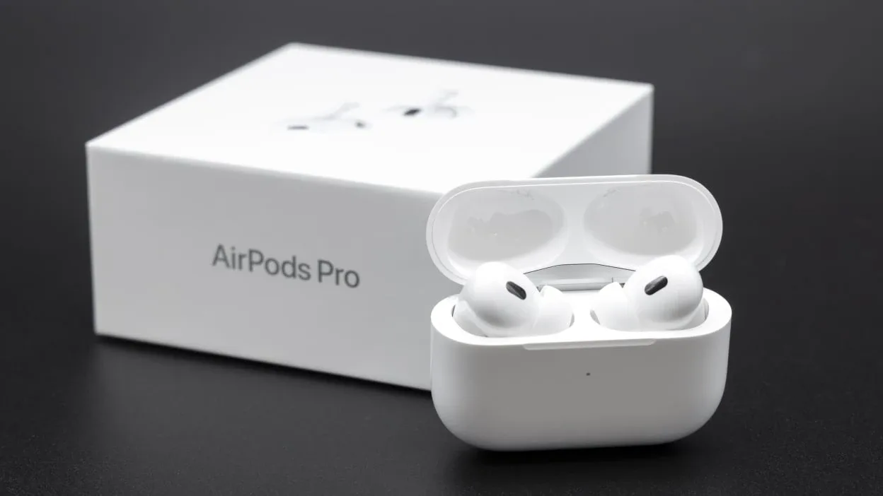 Apple AirPods Pro 3rd generation with MagSafe Charging Case image indicator(3)