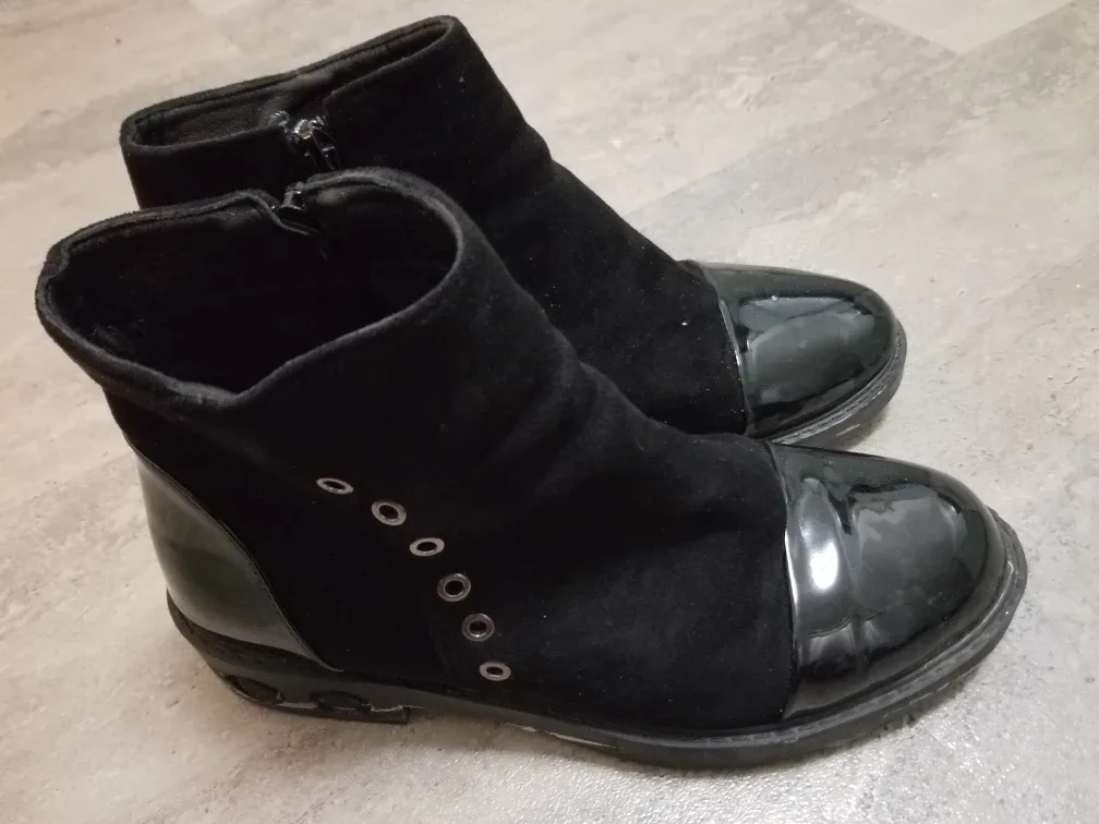 Womens size 39 or 8.5 boots used image indicator(2)