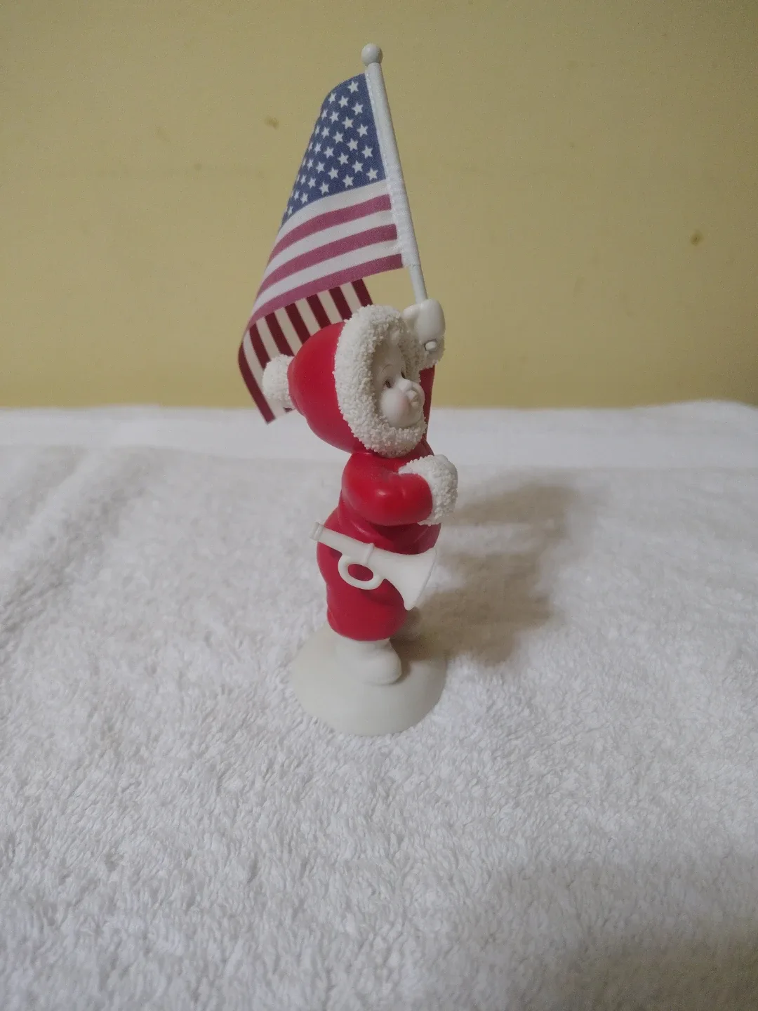 Santa Holding US Flag Figurine image indicator(3)
