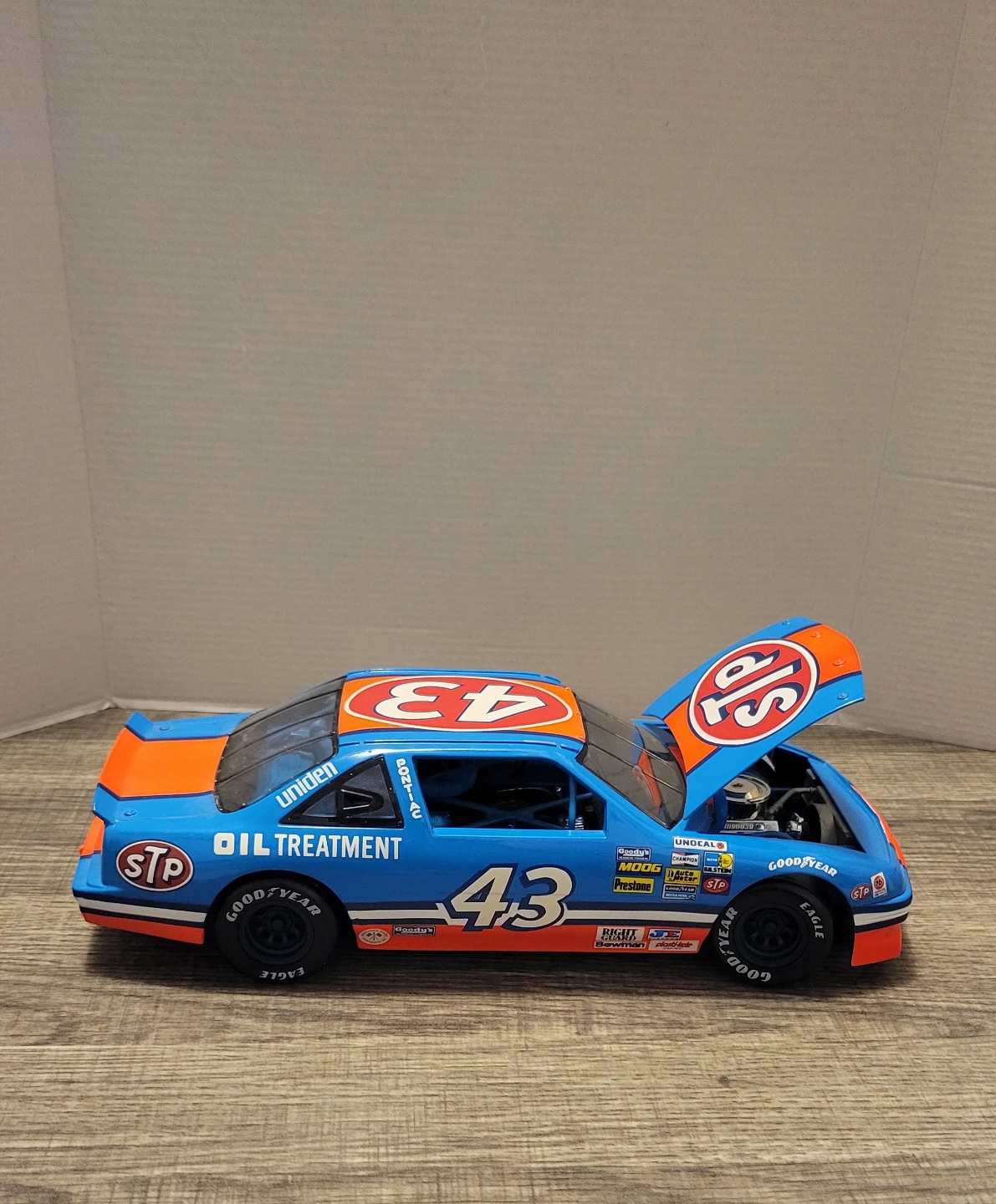 Pontiac Grand Prix #43 Diecast Car - photo 2