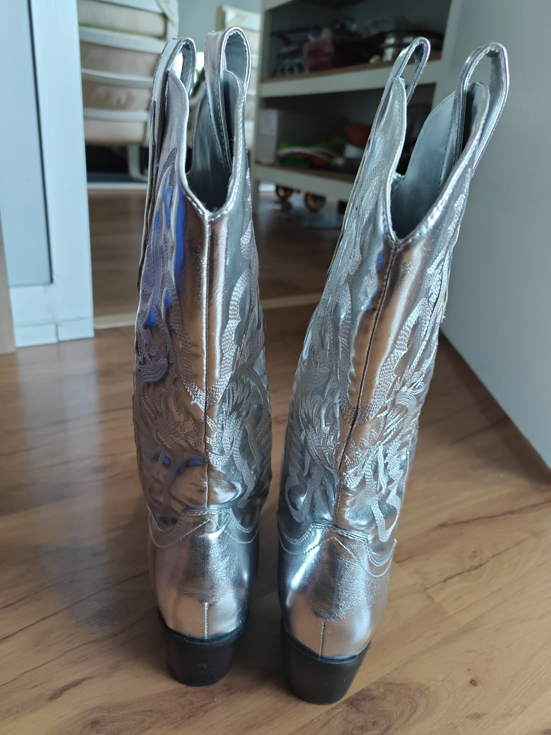 BRAND NEW Silver Cowboy Boots for women, size 8 - photo 2