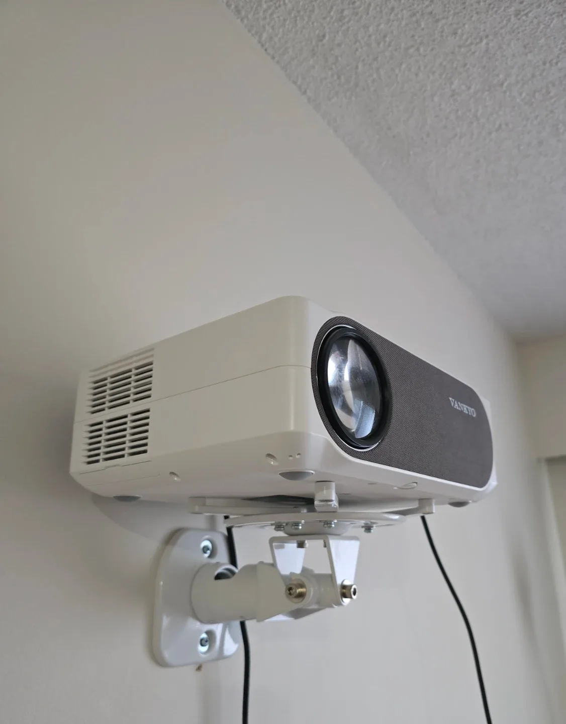Vancouver projector w/wall mount image indicator(2)
