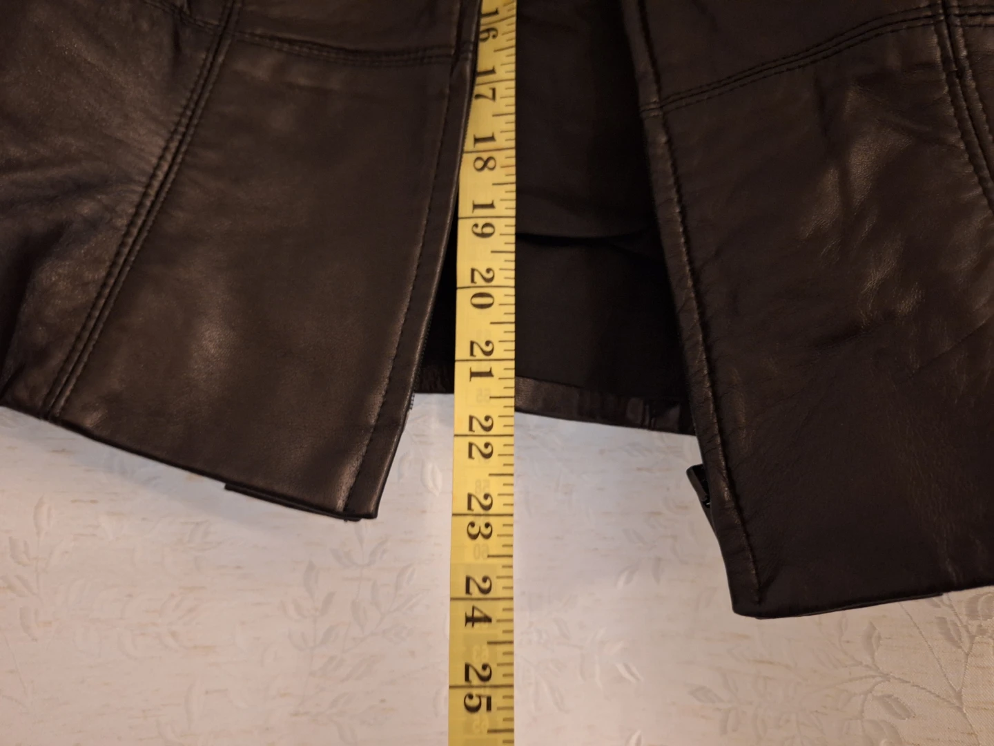 Danier Leather Vest - Size M - photo 2