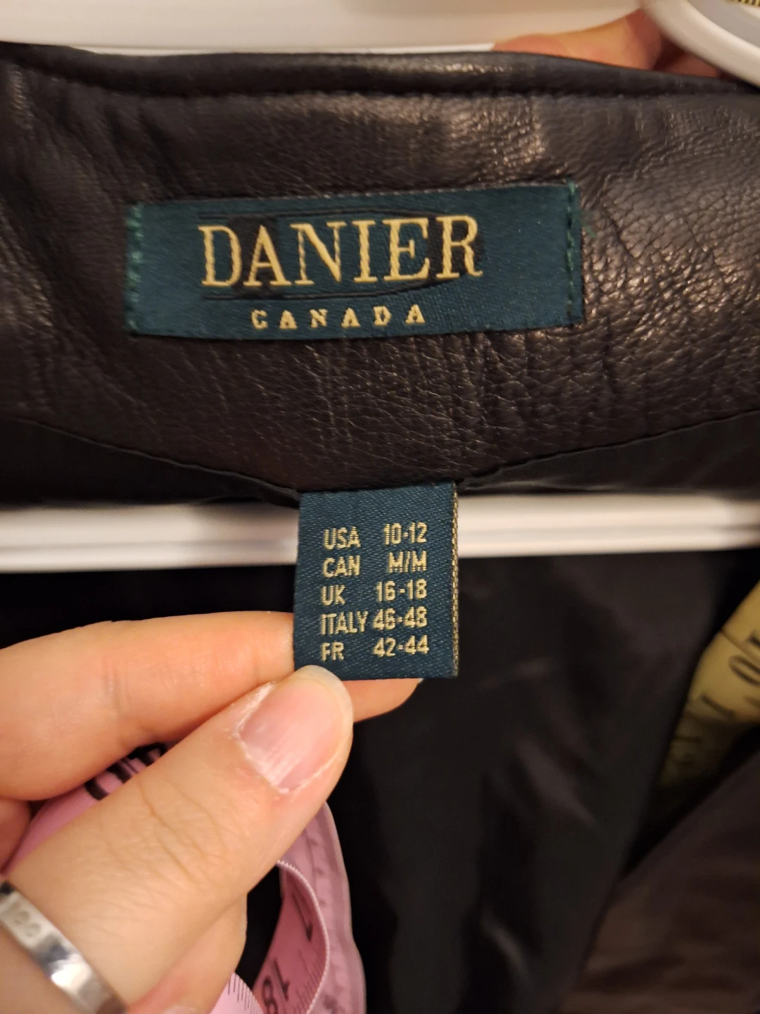 Danier Leather Vest - Size M - photo 4