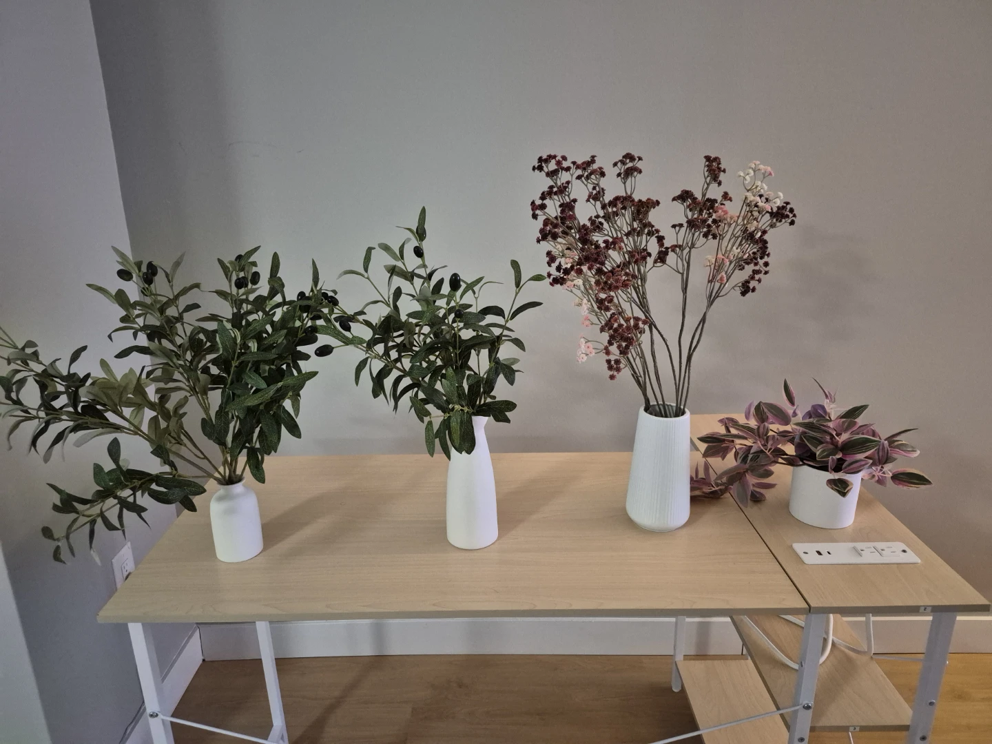 White Ceramic Vase with Artificial Flowers - photo 3