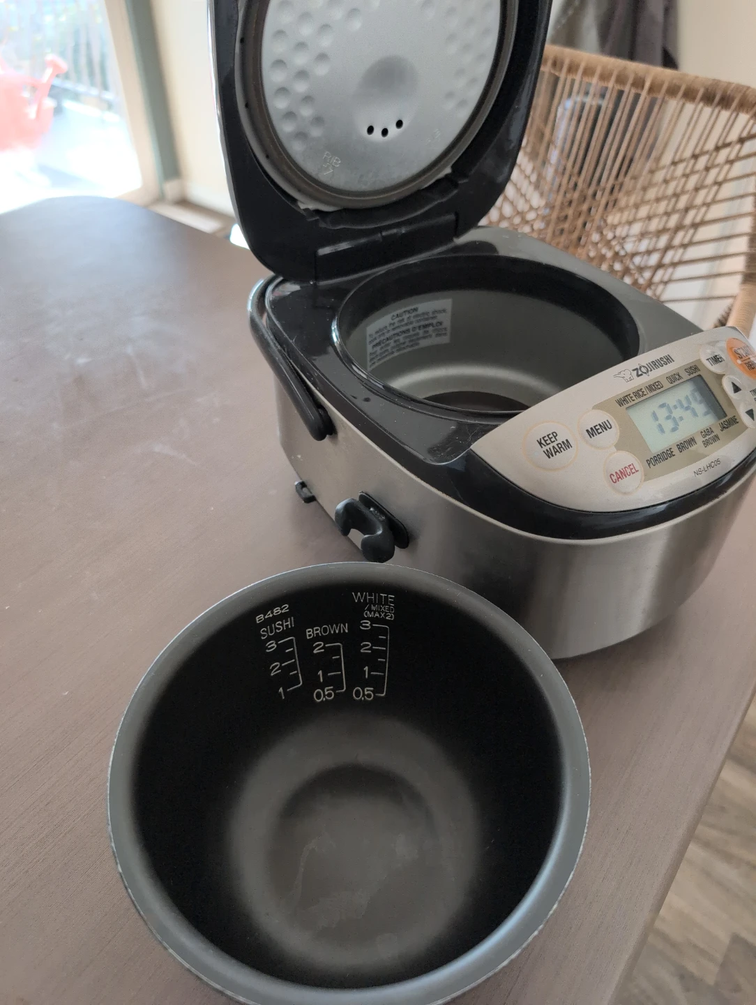 Zojirushi NS-LHC05 Rice Cooker - photo 3