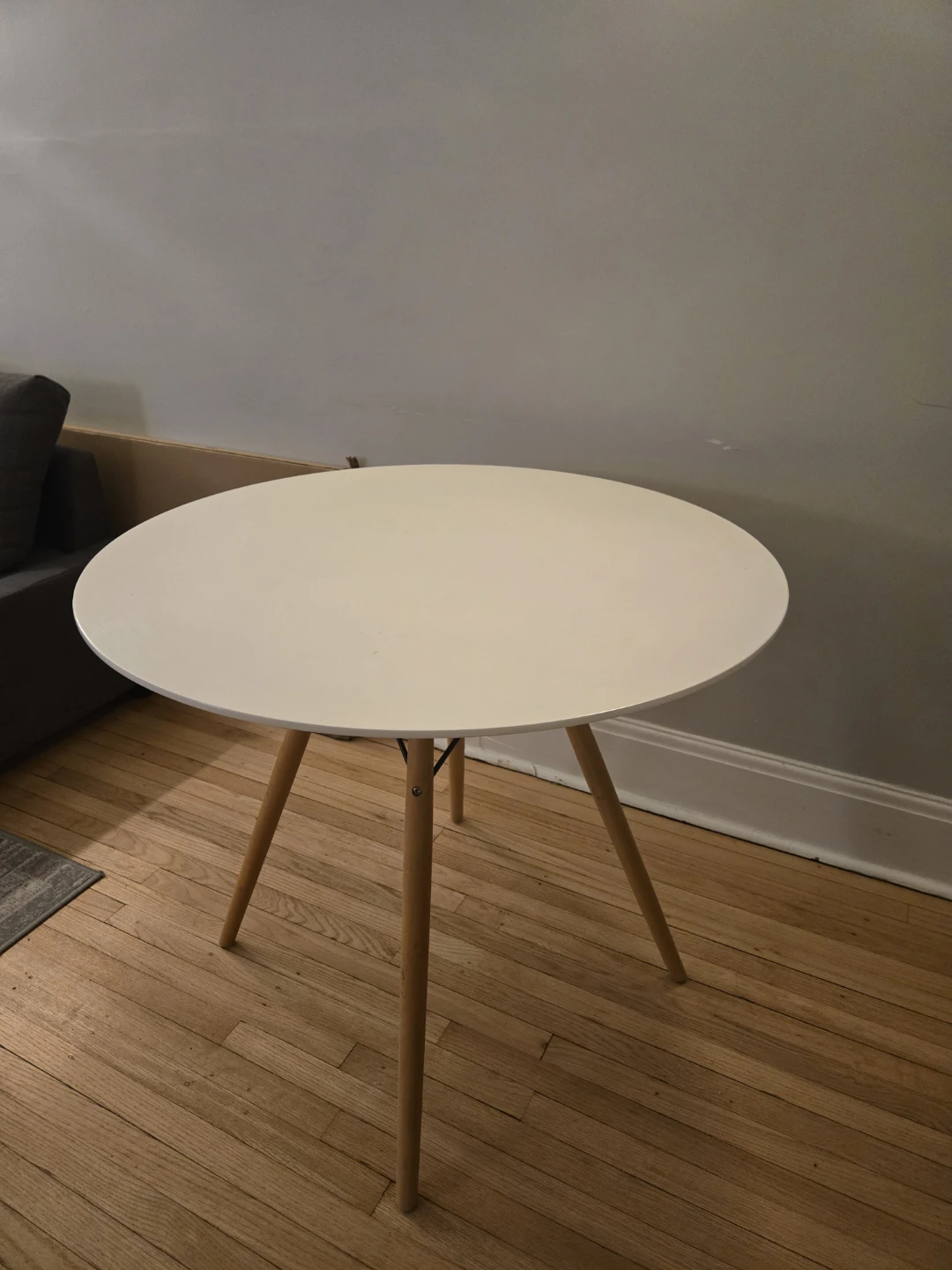 Round White Dining Table
