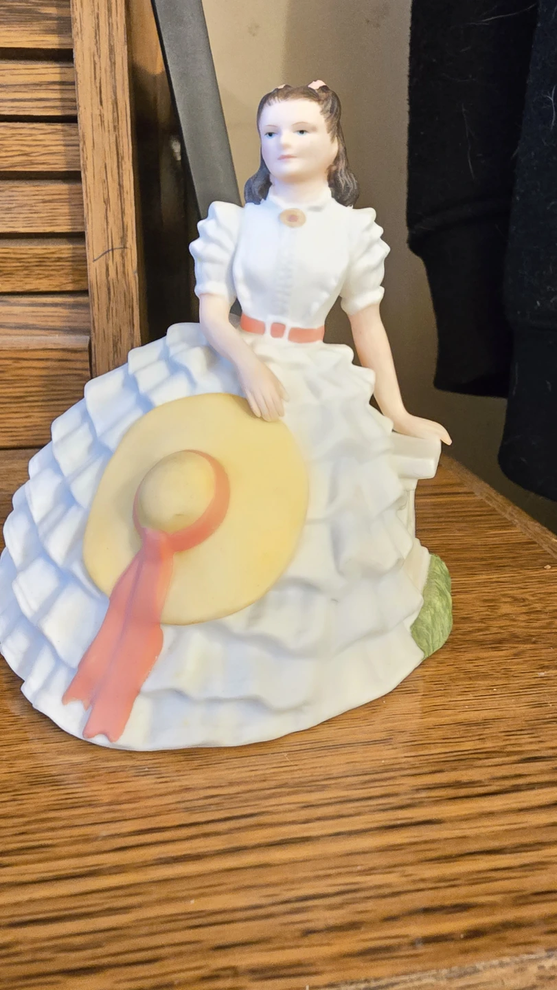 Avon - Scarlett O'Hara Figurine