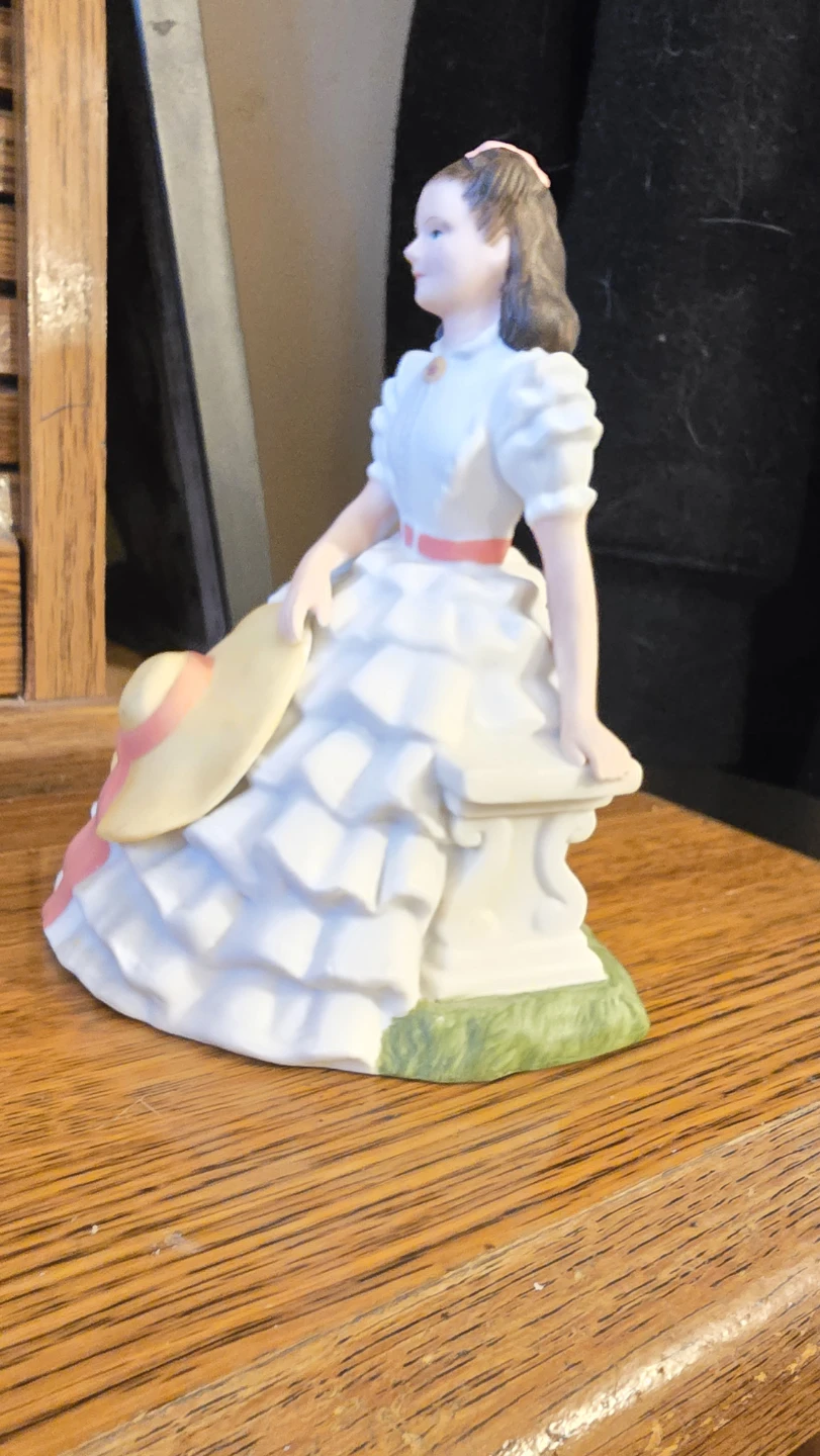 Avon - Scarlett O'Hara Figurine - photo 3