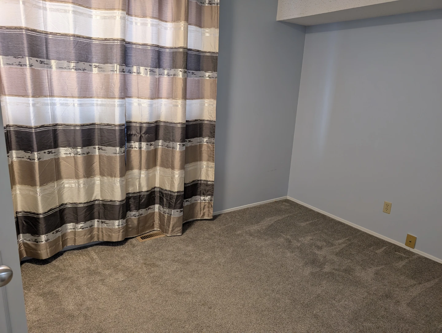 Private room for rent on main floor in Bowness - photo 2