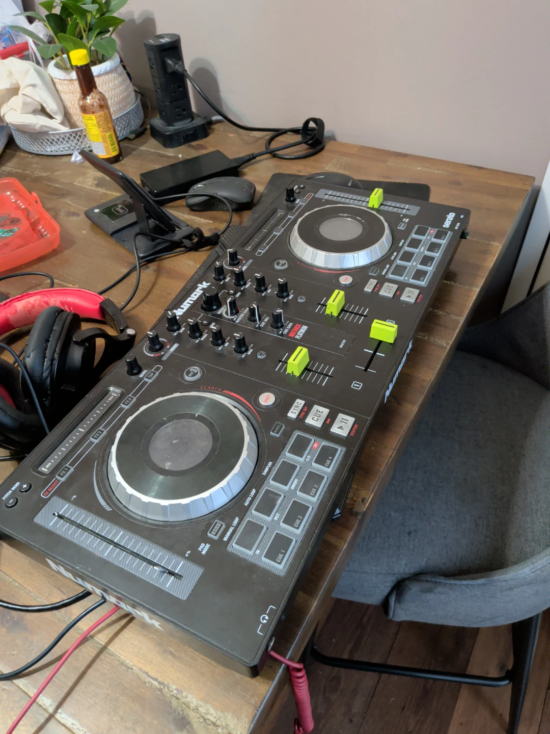 Numark Mixtrack Platinum DJ Controller - photo 2