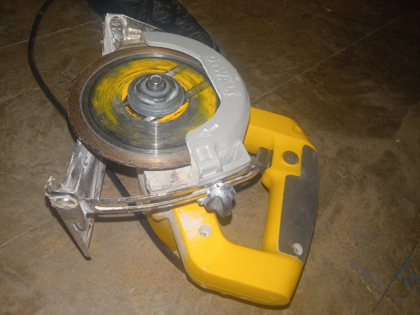 DeWalt DWC860W 4 3/8" Wet/Dry Masonry Saw