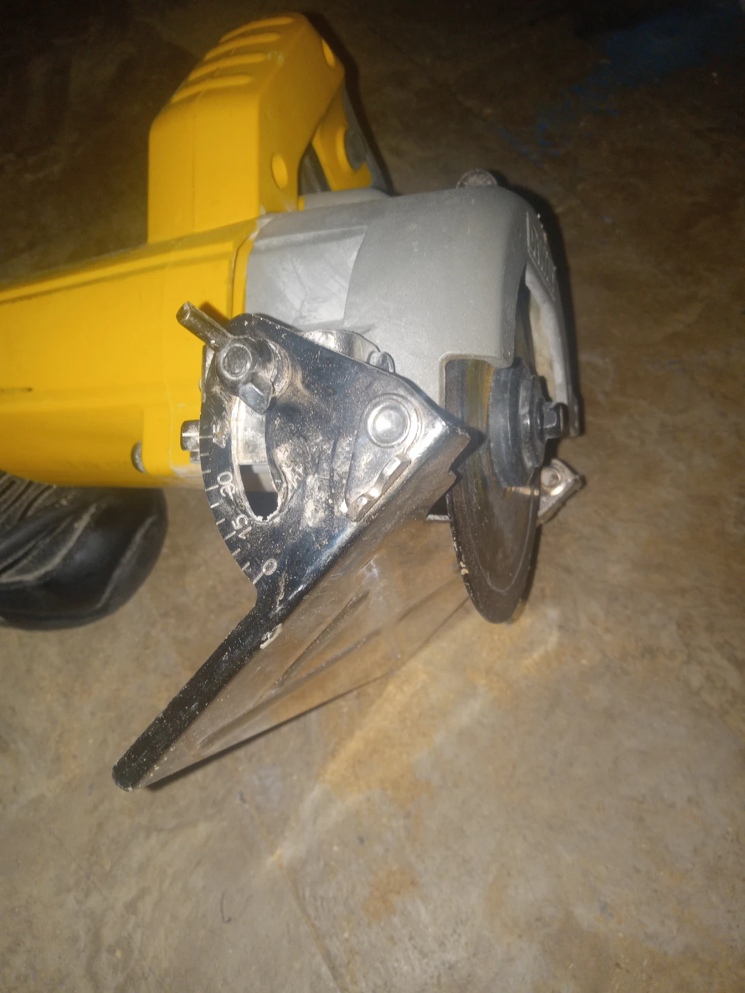DeWalt DWC860W 4 3/8" Wet/Dry Masonry Saw - photo 4