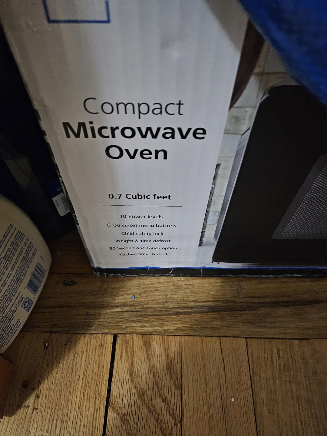Mainstay Compact Microwave Oven - 0.7 Cubic Feet
