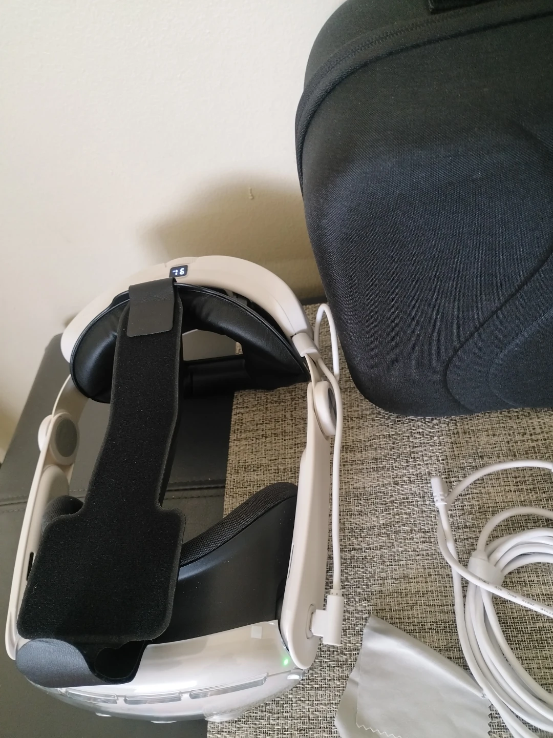 Meta Quest Pro VR Headset - photo 4