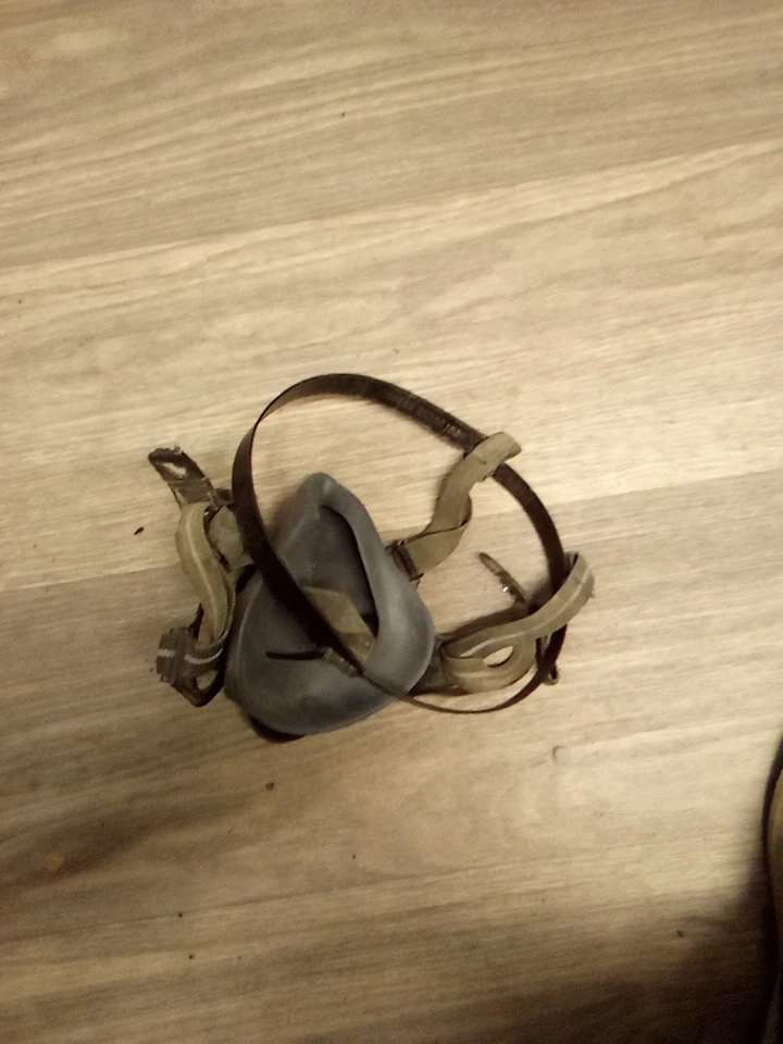 🥕 Used Gas Mask - photo 3