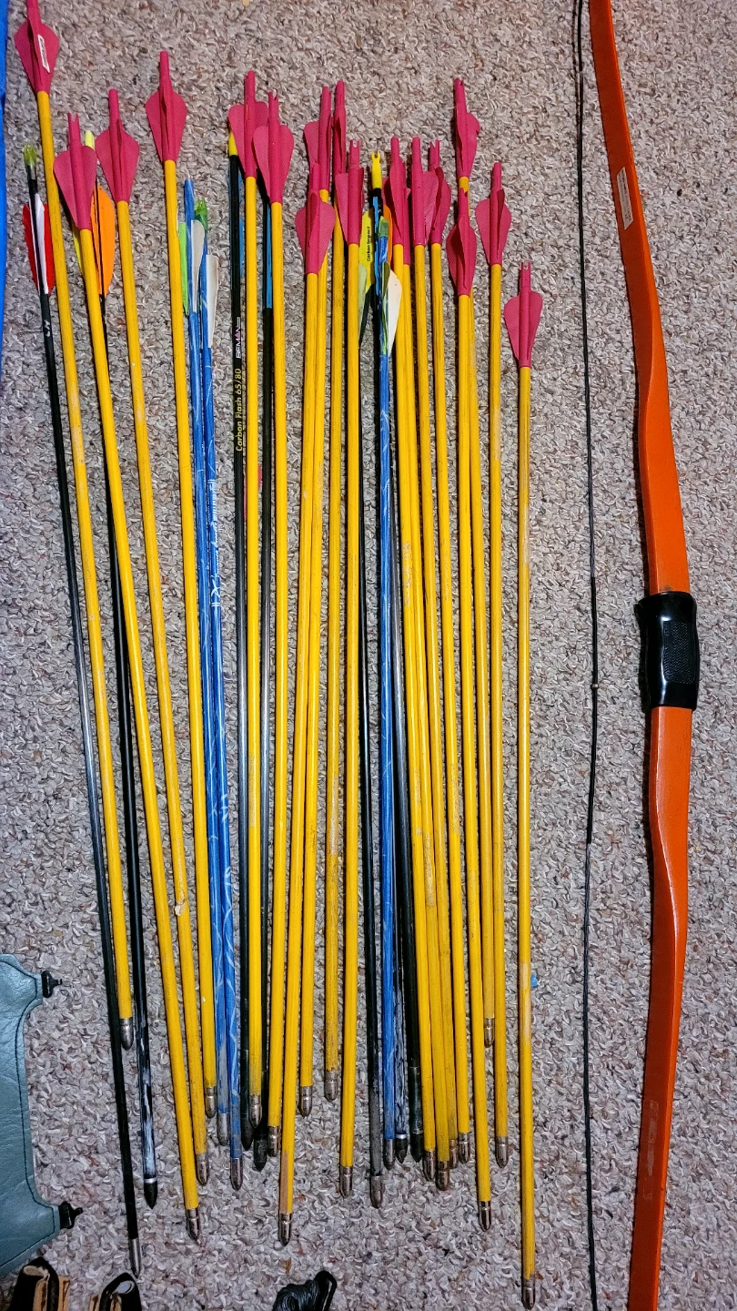 Recurve Bow & 28 Arrows + Accessories - photo 2