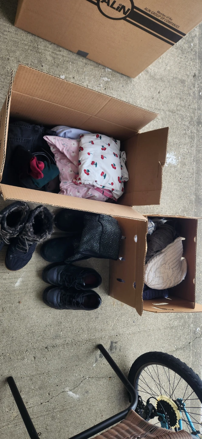 Box of assorted clothing and shoes - photo 4