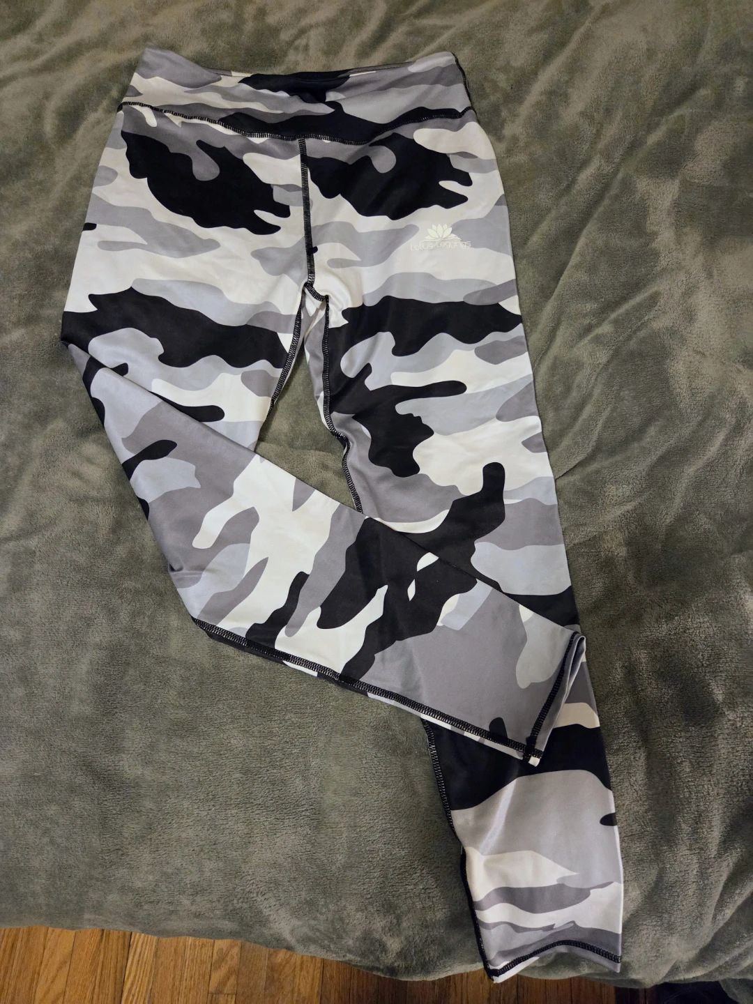 Lotus Leggings - Size L - Camo