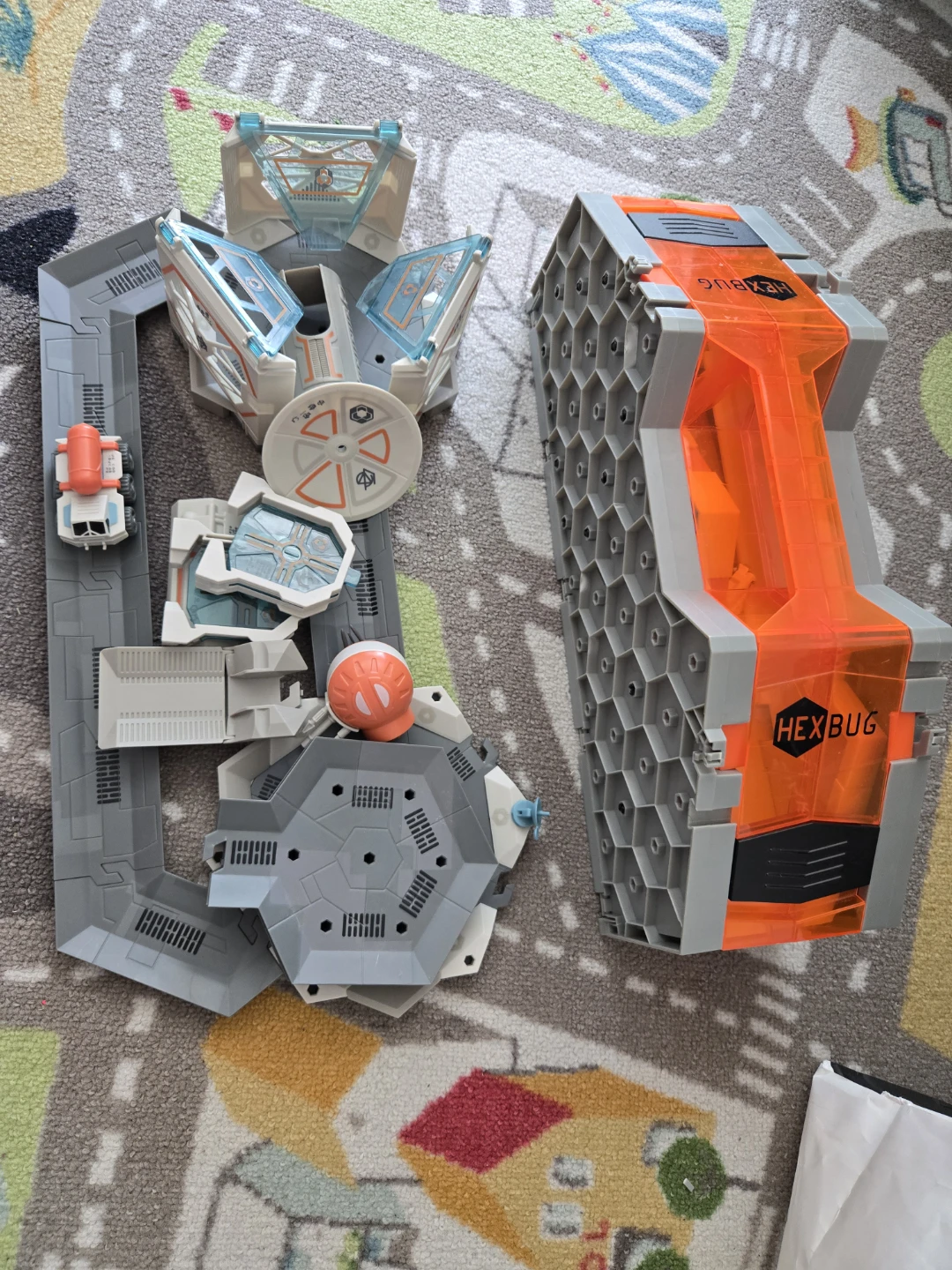 HEXBUG Habitat Construction Toy Set and Portable Case