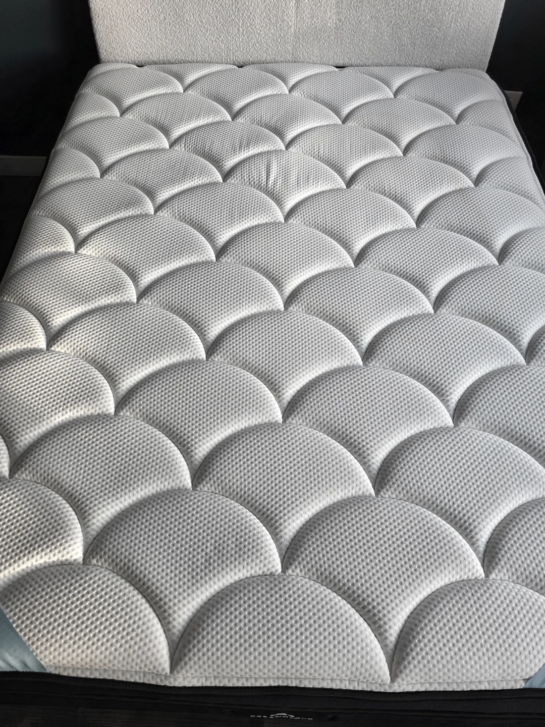 DreamCloud Premier Hybrid Queen Mattress (Excellent Condition) - photo 5