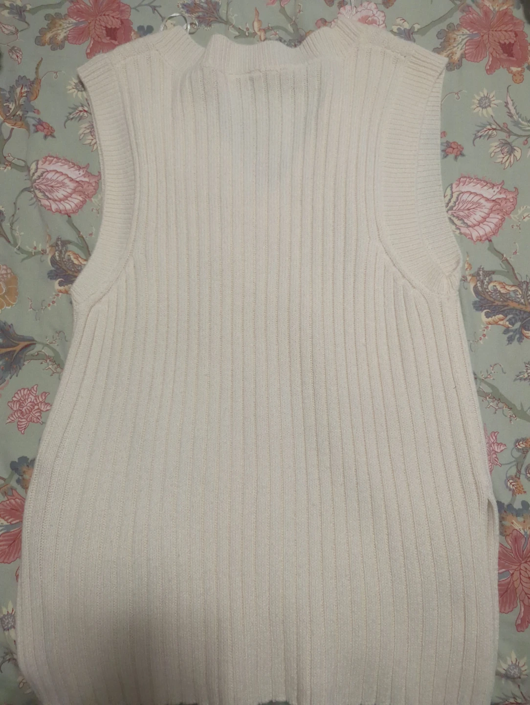 Cream sweater vest (oversized) - photo 4