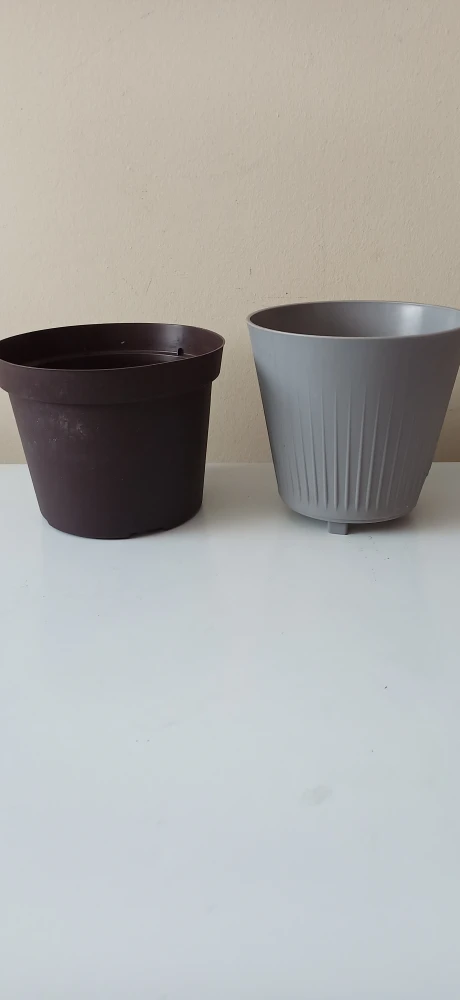 Set of 2 Plastic Plant Pots - Brown & Grey