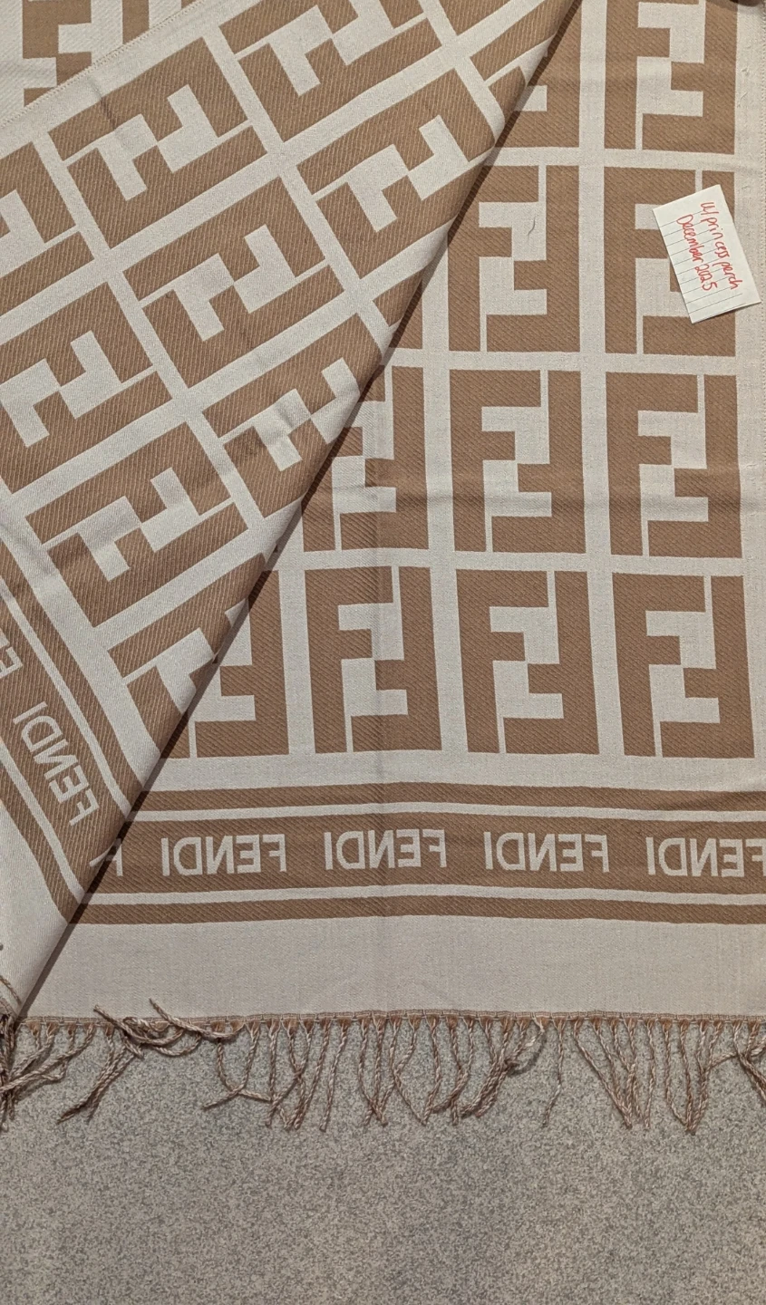 Fendi FF Logo Cashmere/Wool Scarf - reversible - new condition - photo 2