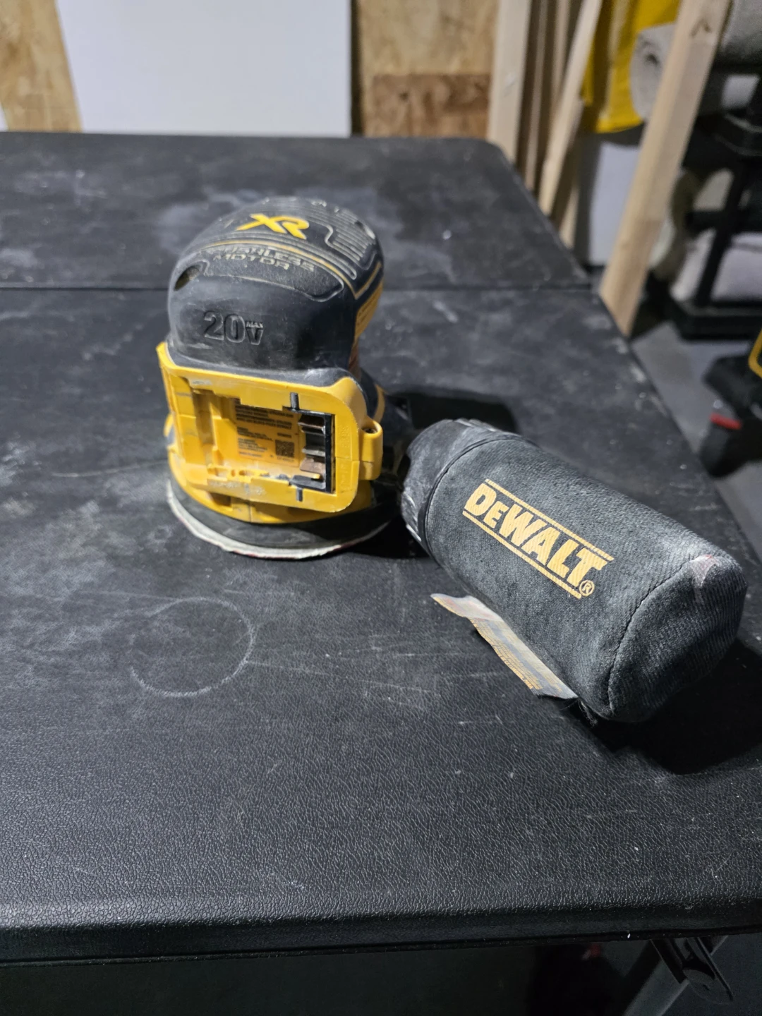 DeWalt DCW210 Random Orbit Palm Sander - photo 4