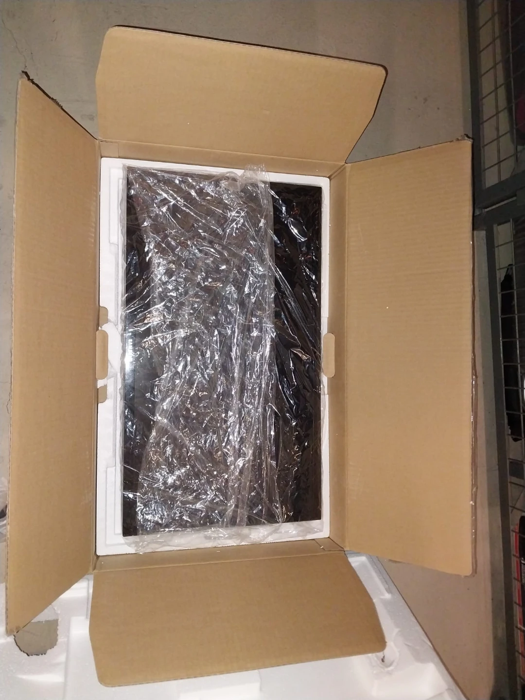 Samsung U28E590D 28" UHD Monitor - photo 2