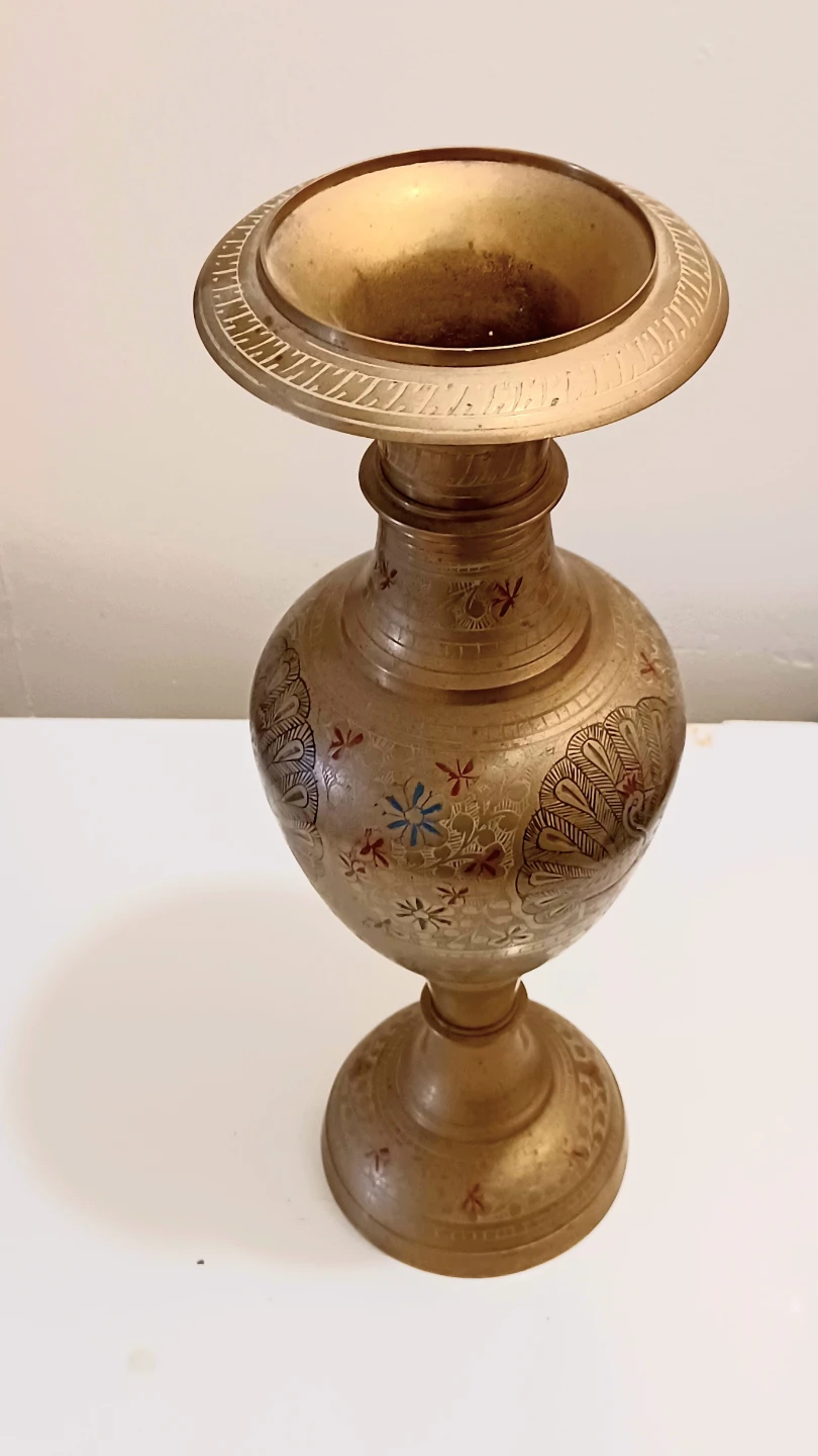 Vtg Tall Etched Brass Peacocks Vase - photo 3