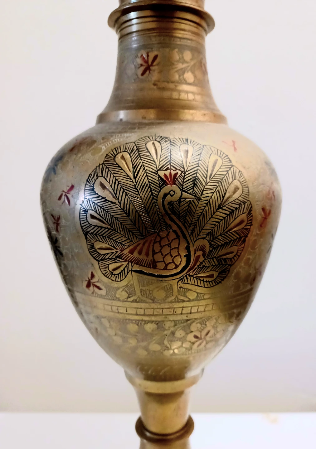Vtg Tall Etched Brass Peacocks Vase - photo 4